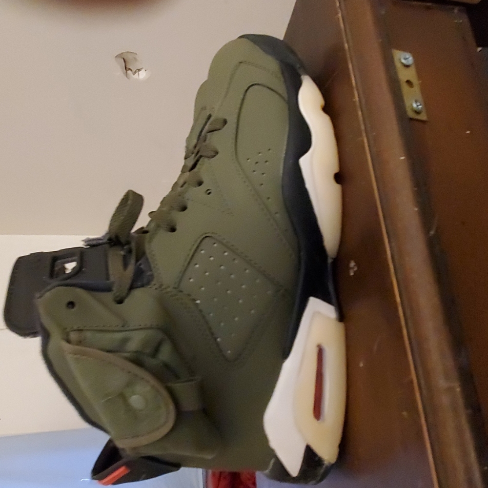Travis Scottz retro 6s size 11 brand new